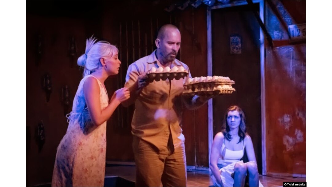 "Huevos" en la puesta en escena de Akuara Teatro. Foto de Akuara Teatro