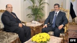 El presidente Mohamed Morsi (d) se reúne con el nuevo fiscal general Talat Ibrahim (i) en El Cairo, Egipto. 