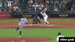Yuliesky Gurriel impulsa su primera carrera en Grandes Ligas. (Captura de video MLB)