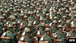 15.000 reservistas uniformados y armados. 