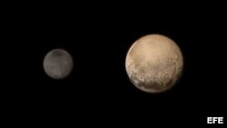 Una imagen de Plutón (dcha) y Charon, la más grandes las cinco lunas de plutón. La nave espacial estadounidense "New Horizons" hizo historia al aproximarse hoy, 14 de julio de 2015, a unos 12.500 kilómetros de Plutón, lo más cerca que se ha estado nunca d