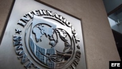 Imagen del logotipo del Fondo Monetario Internacional (FMI), colocado en la entrada de un edificio de la sede, el edificio HQ2, en Washington DC, Estados Unidos. 