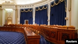 La sala donde tendrá lugar la primera audiencia pública en el proceso de juicio político contra el presidente Trump. (REUTERS/Joshua Roberts)