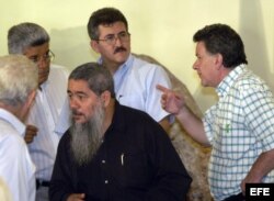 Los "comandantes" Antonio García (atrás) y Francisco Galán (c) del ELN conversan con Luis Carlos Restrepo (der) entonces alto comisionado para la Paz en Colombia,en octubre de 2006 en La Habana