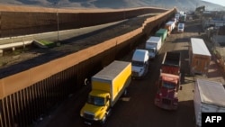 Camiones en Tijuana espera para cruzar a EEUU.