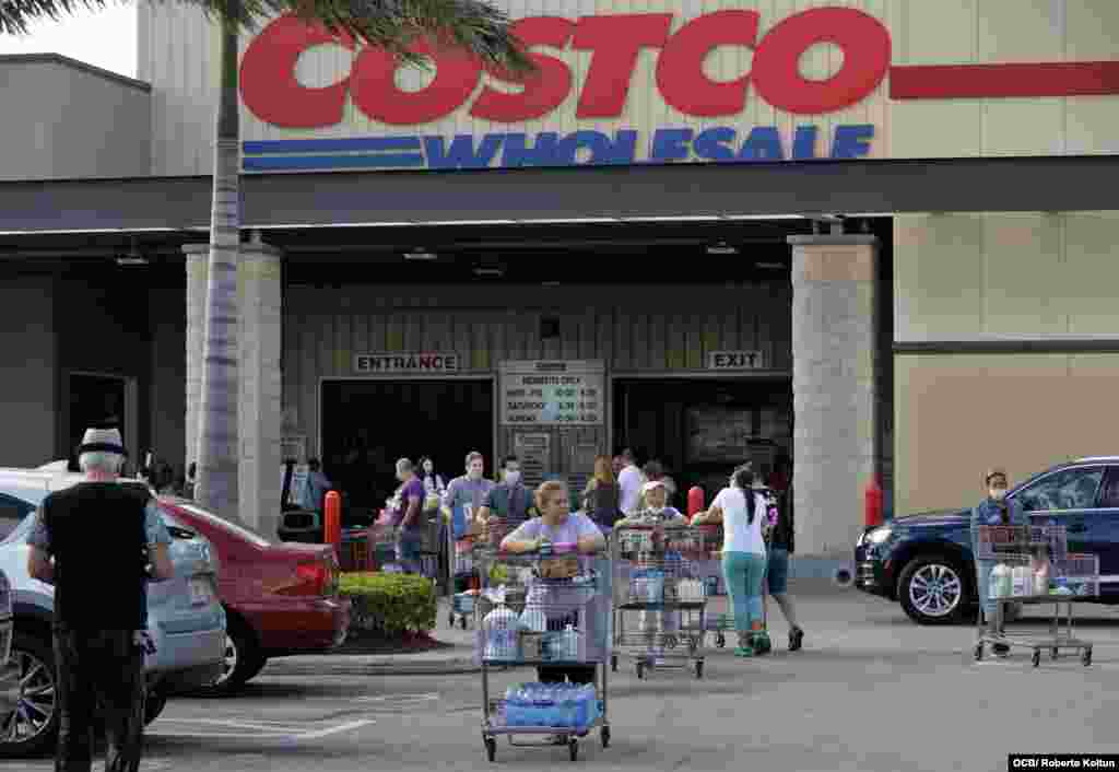 Residentes del Sur de la Florida salen a realizar sus compras de primera necesidad.