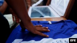 Bismark Martínez, víctima de crisis en Nicaragua, es enterrado en el cementerio de San Carlos, en Masaya.