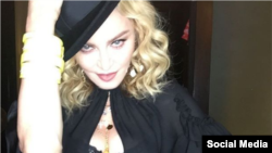 Madonna posteó esta foto en Instagram con el siguiente texto: " Libre 🇨🇺❣🍾" 