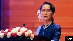 La Consejera del Estado de Myanmar, Aung San Suu Kyi, ahora acusada de hacer silencio ante el "genocidio" contra los rohingya, una atenia musulmana en Myanmar.