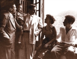 Entrevistado por el periodista de Bohemia Raúl Martín Sánchez (izquierda) en el Presidio Modelo, aparecen en esta foto Fidel Castro, su hijo Fidelito, su esposa Mirtha Díaz-Balart y Raúl Castro.