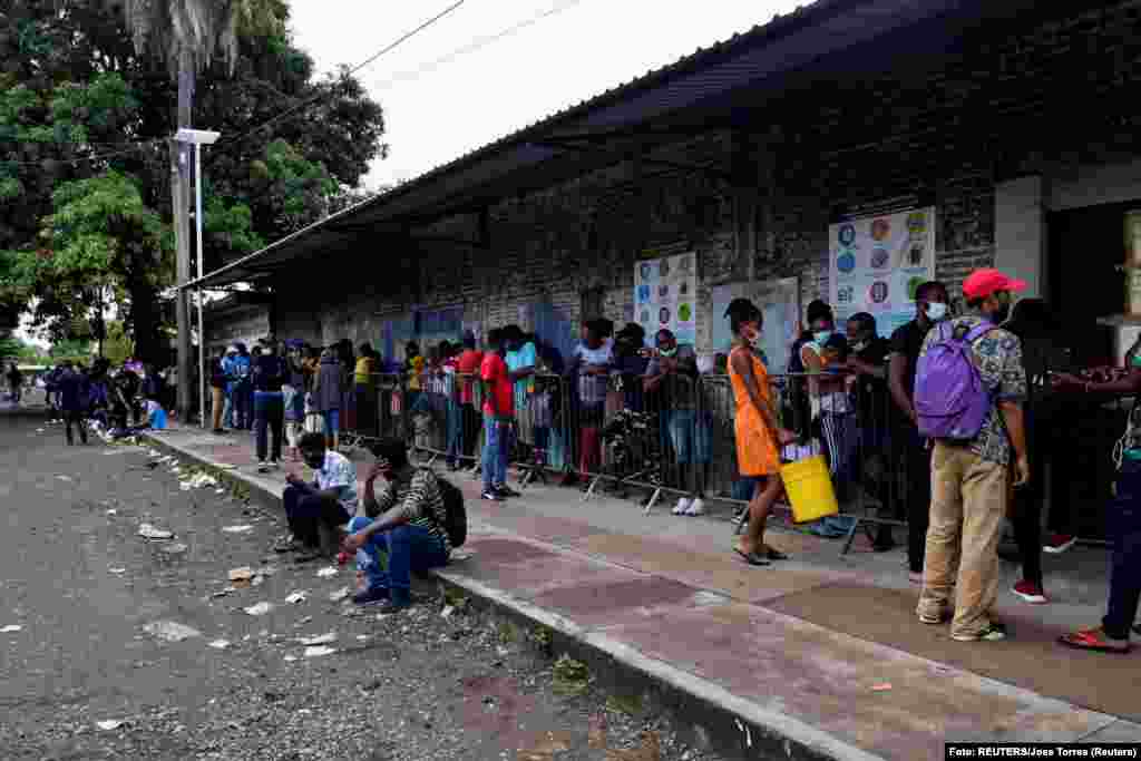 Migrantes de América Central, Haiti y Cuba esperan en las afueras de la Comisión de Asistencia para Refugiados Mexicana (COMAR), por sus siglas en inglés, para aplicar para asilo y estado de refugiado en Tapachula, México el 6 de mayo del 2021.