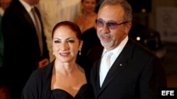 La cantante estadounidense de origen cubano Gloria Estefan (i) y su esposo, el productor musical Emilio Estefan. 
