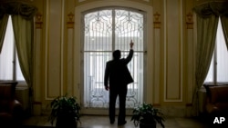 El embajador cubano José Ramón Cabanas muestra los disparos en la entrada principal de la embajada. AP Photo/Andrew Harnik)