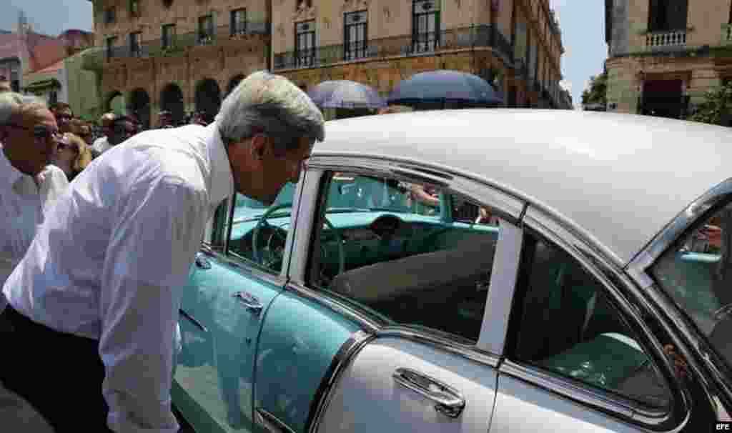 El secretario estadounidense de Estado, John Kerry, observa un carro &quot;antique&quot; (antiguo), en la Habana Vieja (Cuba).
