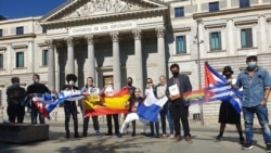 Exigen democracia y libertad para Cuba frente al congreso de los diputados en Madrid