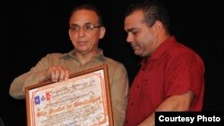Eddy Coll dando diploma de Hijo Ilustre de Cienfuegos al espía cubano, Antonio Guerrero.
