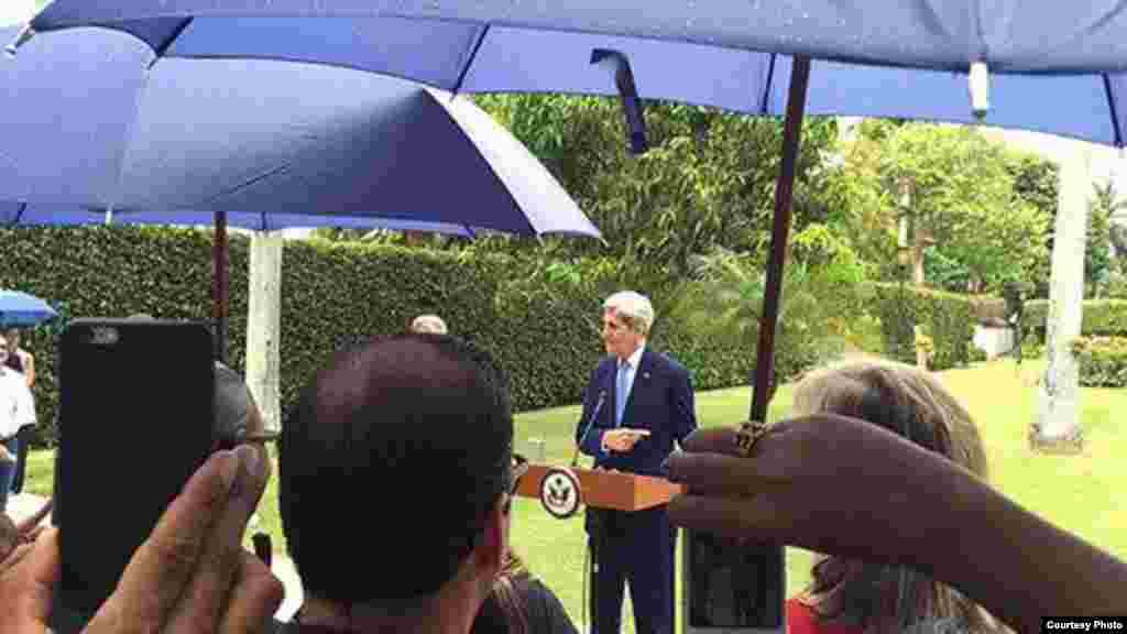 Discurso de Kerry bajo la lluvia en izado de bandera en la residencia.