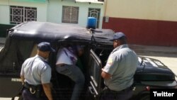 Francisco Rangel Manzano, promotor del proyecto humanitario "Capitán Tondique", es detenido por la policía mientras distribuía alimentos a desamparados el 14 de febrero de 2018 en Colón, Matanzas.