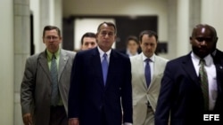 El presidente de la Cámara de Representantes de EEUU, John Boehner, (C), rodeado por miembros de su equipo se dirige a la intervención semanal ante los medios en el Capitolio de Washington, Estados Unidos, el jueves, 12 de julio de 2012. EFE/Jim Lo Scalzo