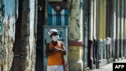 Una mujer con su bolsa de los mandados en una esquina de La Habana. (Yamil Lage/AFP)