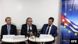 El embajador de la UE en Cuba, Herman Portocarero (c); el ministro consejero Alain Botho (i); y Didier Carton (d), experto de la Dirección General de Salud y Protección del Consumidor de la CE.