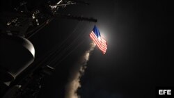 Fotografía cedida por la Oficina de Información de la Marina de los Estados Unidos que muestra la nave destructora de misiles USS Porter al momento de lanzar un ataque con misiles Tomahawk en el Mar Meditarráneo, el 7 de abril de 2017. (Archivo)