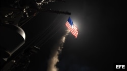 Fotografía cedida por la Oficina de Información de la Marina de los Estados Unidos que muestra la nave destructora de misiles USS Porter al momento de lanzar un ataque con misiles Tomahawk en el Mar Meditarráneo, este viernes 7 de abril de 2017. Fuerzas m
