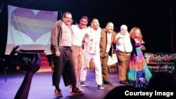 "Oficialmente Gay", con Carlos Cruz, Yubrán Luna, Mijail Mulkay, Albertico Pujol, Orlando Casín y Carmen Daysi Rodríguez.