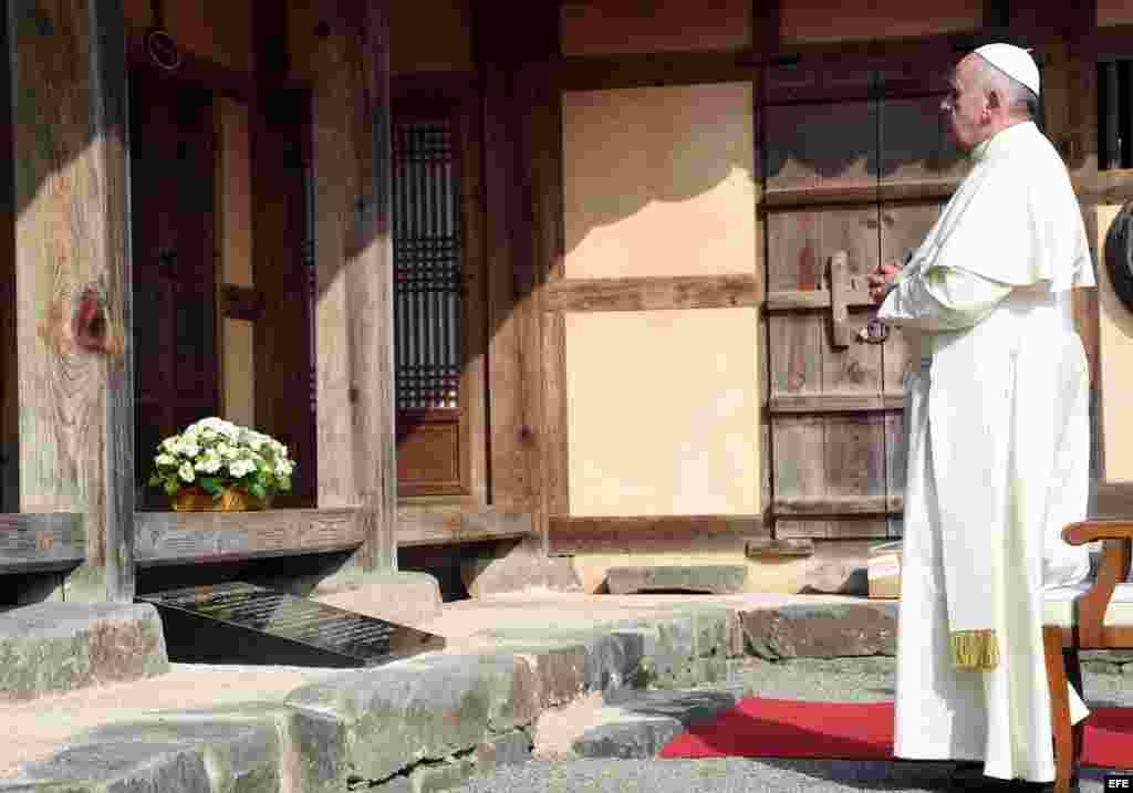 El papa Francisco visita el templo de Solmoe en Corea del Sur .