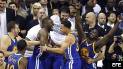 Jugadores de los Warriors celebran su victoria ante los Cavaliers en el sexto partido de las finales de la NBA.