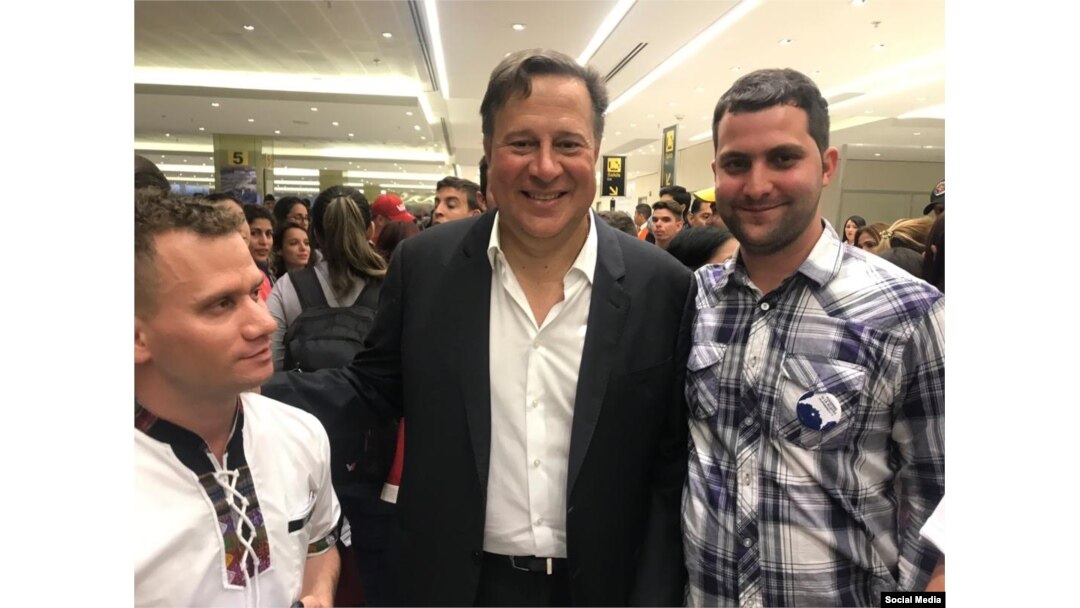 Al llegar al aeropuerto, los jóvenes cubanos tuvimos la dicha de ser recibidos por el presidente de Panamá. (Foto: Facebook de Julio Pernús)