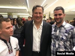Al llegar al aeropuerto, los jóvenes cubanos tuvimos la dicha de ser recibidos por el presidente de Panamá. (Foto: Facebook de Julio Pernús)