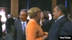 Angela Merkel da la espalda al gobernante Raúl Castro.