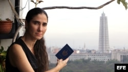 La bloguera cubana Yoani Sánchez desde el piso 14 que da nombre a su nuevo diario digital 14ymedio.com. 
