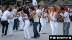 Jóvenes bailan una rueda de casino en La Habana, un baile popular en Cuba desde la década de 1950.