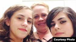 Surelis junto a sus hijas María y Susana ya en Estados Unidos.