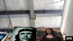 - Pinturas con la imagen del Che Guevara se venden en un mercado de artesanías, en La Habana (Cuba)