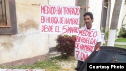 Jeovany Jiménez Vega, médico en huelga de hambre junto a familiares y amigos