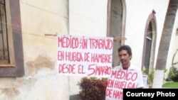 Médico cubano en huelga de hambre