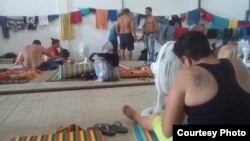 Grupo de cubanos en un albergue temporal en Turbo, Colombia.