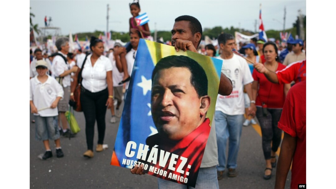 CUBA Desfile por 1 de mayo de 2013 un hombre sostiene un afiche del fallecido presidente venezolano Hugo Chávez