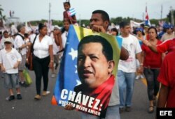 CUBA Desfile por 1 de mayo de 2013 un hombre sostiene un afiche del fallecido presidente venezolano Hugo Chávez
