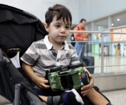 Llegada de Thiago Rodriguez de 2 años quien recibira atencion medica que no pudo obtener en Cuba.