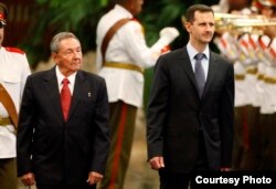 Raúl Castro recibe a Bashir al Assad en el aeropuerto de La Habana en junio de 2010.