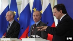 El presidente ruso, Vladimir Putin (c), comparece en una rueda de prensa durante la cumbre Rusia-UE.