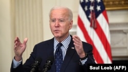 El presidente Biden celebra la decisión del Senado, el 6 de marzo de 2021. (Saul Loeb / AFP).