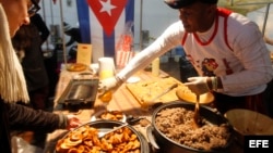 Comida cubana en una feria de alimentos en Londres.