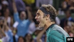 Federer reacciona tras vencer a Kyrgios en Miami.