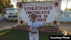 Bárbara Farrat posa con su nieto en brazos en las puertas de la cárcel donde está su hijo preso.