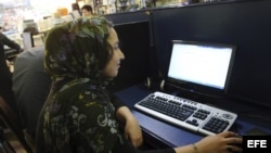 Joven iraní navegando por internet en un cibercafé en Tehrán, Irán, el 28 de abril de 2013. 